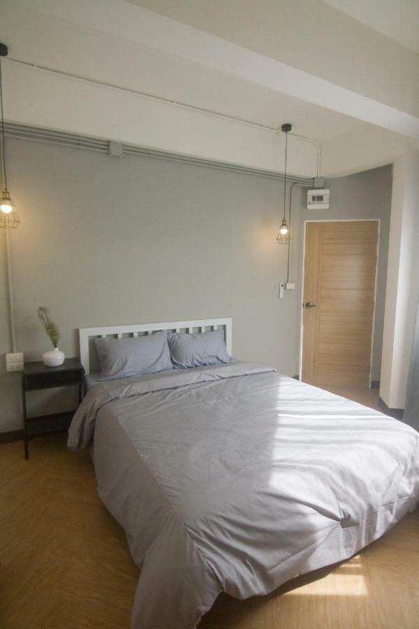 Grey Sheep Hostel Bangkok Exteriör bild